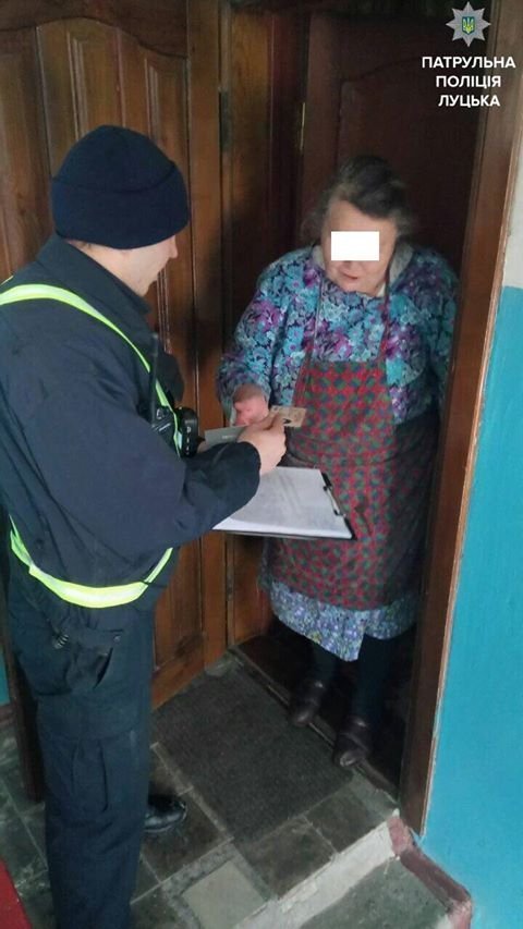 Патрульні повернули лучанці загублені документи