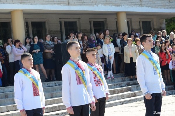 У Луцьку - останній дзвінок для школярів. ФОТО