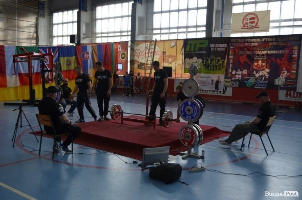 У Луцьку стартував ювілейний чемпіонат світу WPA з пауерліфтингу. ФОТО 
