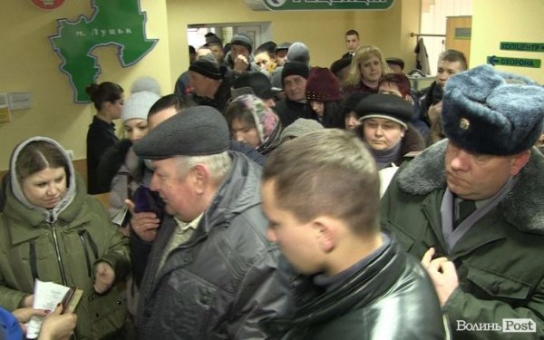 Черги у ЦНАПі: чи є рішення. ФОТО. ВІДЕО