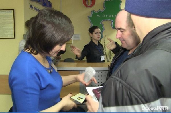 Черги у ЦНАПі: чи є рішення. ФОТО. ВІДЕО