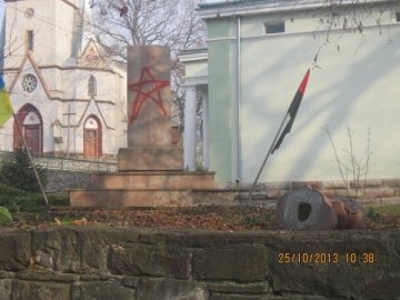 На Тернопільщині знищили два пам'ятники Бандері