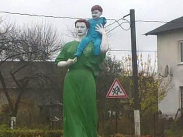 Треш по-волинськи: пам'ятник з безрукою дитиною схвилював Facebook