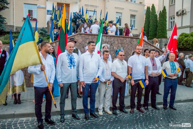Вишиті сорочки і краватка з м'ячами: що одягнули луцькі депутати та посадовці на День прапора. ФОТО