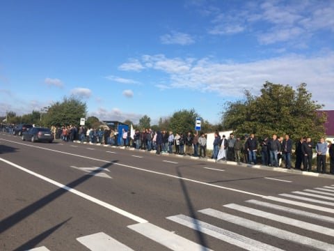 На трасі Луцьк-Львів аграрії вийшли на мирну акцію через земельну реформу. ФОТО