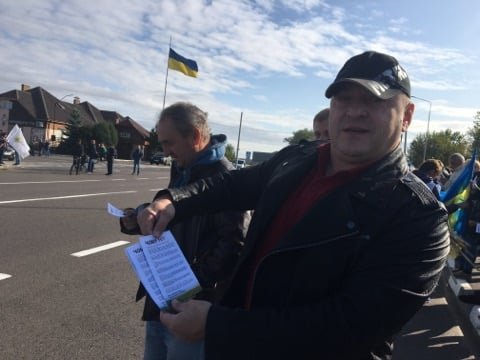 На трасі Луцьк-Львів аграрії вийшли на мирну акцію через земельну реформу. ФОТО