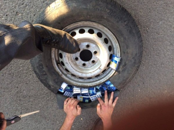 У пунктах пропуску «Ягодин» та «Устилуг» виявили контрабандні цигарки. ФОТО