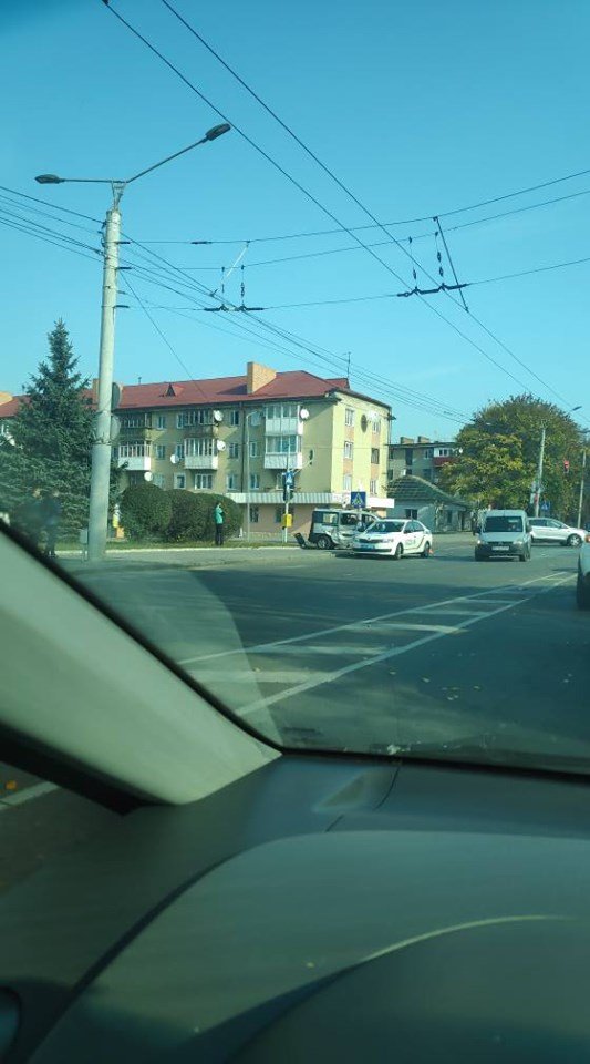 У Луцьку біля Київського майдану зіткнулися дві автівки. ФОТО