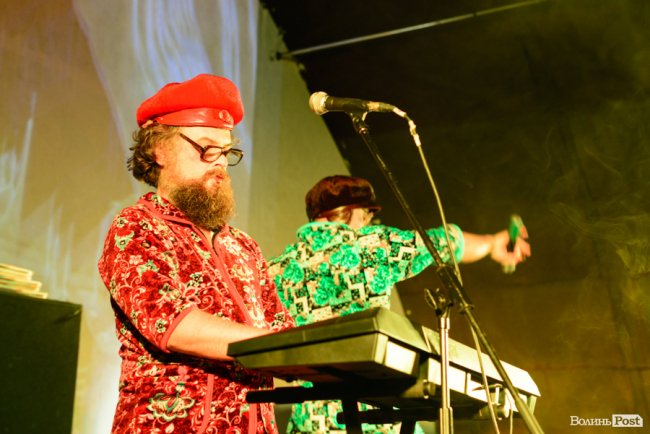 «GAS у Луцьку доведеться освячувати»: ФОТОРЕПОРТАЖ з епатажного концерту «Хамерманів» в халатах і трусах