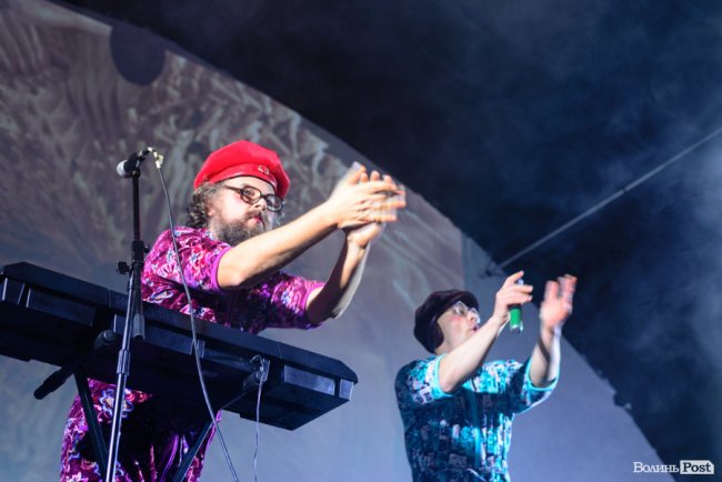 «GAS у Луцьку доведеться освячувати»: ФОТОРЕПОРТАЖ з епатажного концерту «Хамерманів» в халатах і трусах