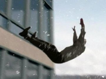 У Луцьку з вікна багатоповерхівки випав дідусь