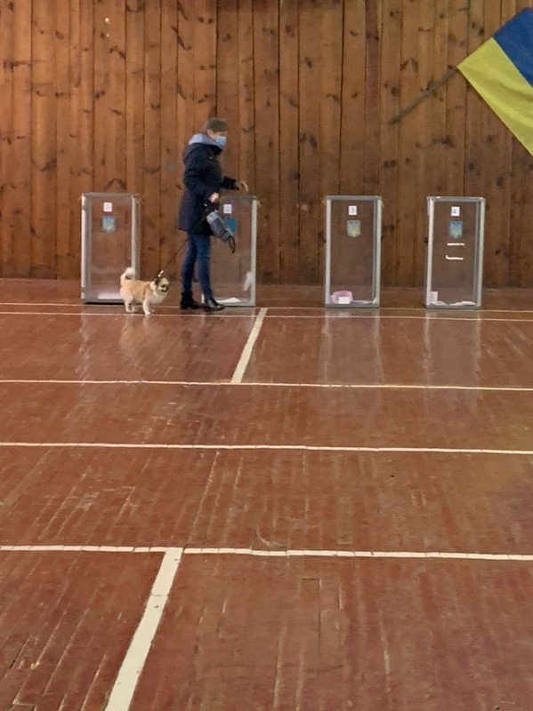 На одній з дільниць у Луцьку виборець хотів подарувати членам комісії ніж. ВІДЕО