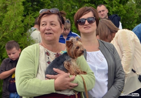 Якщо придивитися, то можна помітити, що й собачка у пані на руках патріотична