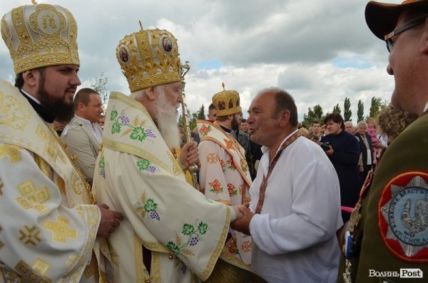 Філарет благословляє випадкового чоловіка на своєму шляху