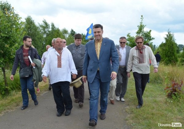 Олег Тягнибок провів тут майже увесь день. Та й свободівців приїхало доволі багато
