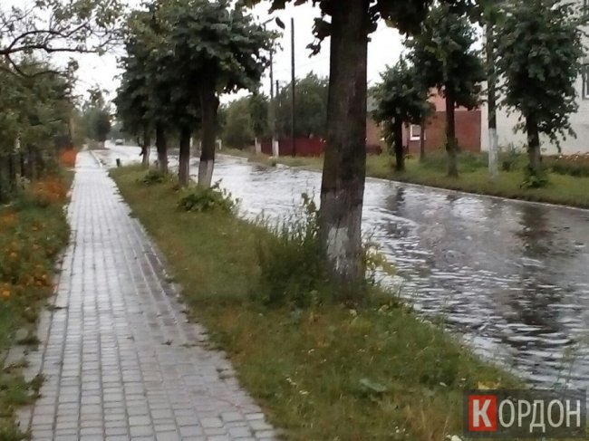 Захаращена каналізація: у волинському місті негода затопила вулицю. ФОТО