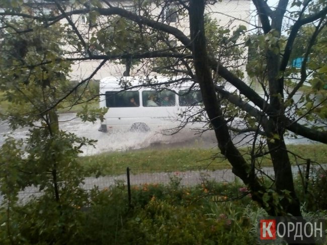 Захаращена каналізація: у волинському місті негода затопила вулицю. ФОТО