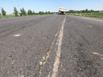 На Волині зламаний причіп пошкодив асфальт. ФОТО