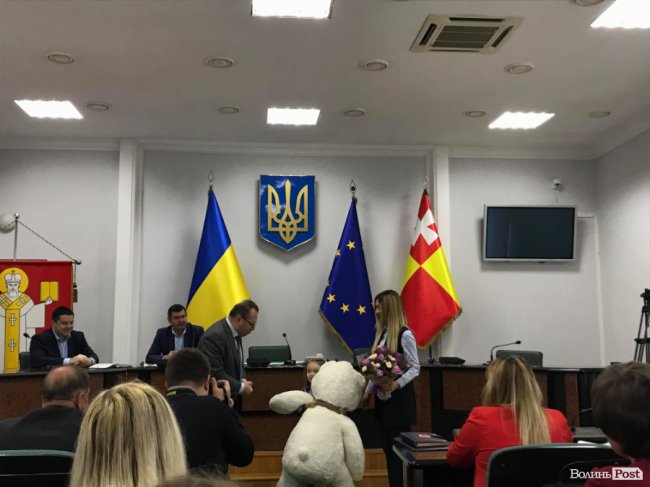 Шестирічній дівчинці, яка вразила всю Україну знанням Біблії, в Луцькраді подарували гігантського ведмедя