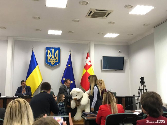 Шестирічній дівчинці, яка вразила всю Україну знанням Біблії, в Луцькраді подарували гігантського ведмедя