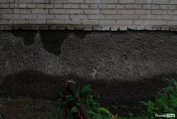 Щоразу, як іде дощ, у Луцьку затоплює багатоповерхівку. ФОТО. ВІДЕО