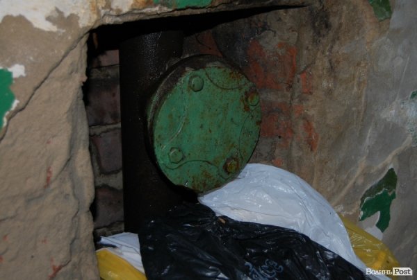 Щоразу, як іде дощ, у Луцьку затоплює багатоповерхівку. ФОТО. ВІДЕО