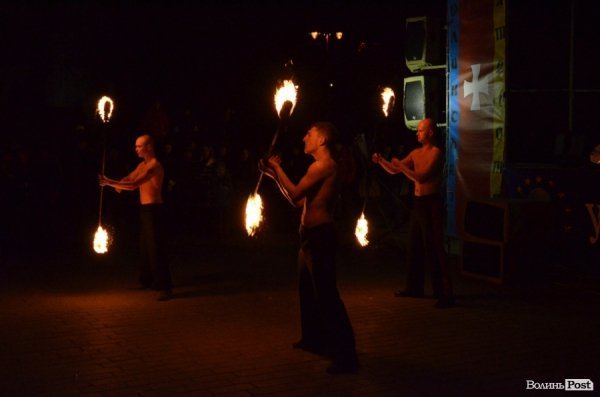 Щедрування на Євромайдані в Луцьку: фаєр-шоу, політичний вертеп і танці. ФОТО
