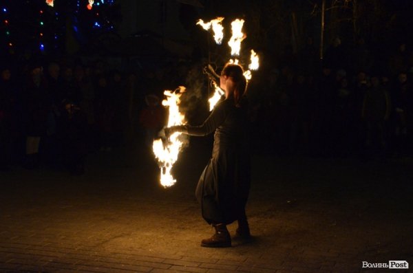 Щедрування на Євромайдані в Луцьку: фаєр-шоу, політичний вертеп і танці. ФОТО