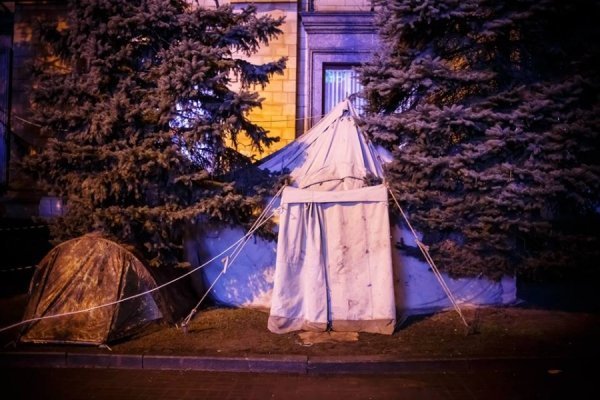 Ніч на Майдані в очікуванні штурму. ФОТО