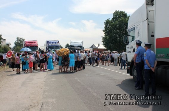 Волинські жінки розблокували міжнародну трасу. ФОТО