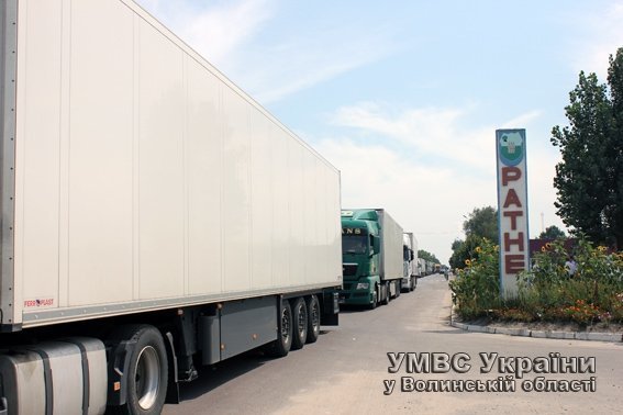 Волинські жінки розблокували міжнародну трасу. ФОТО