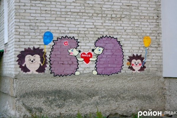 У Луцьку на стінах будинків оселилися кольорові коти. ФОТО