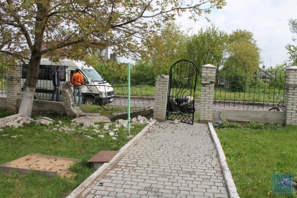 У Нововолинську легковик протаранив огорожу приватного будинку. ФОТО