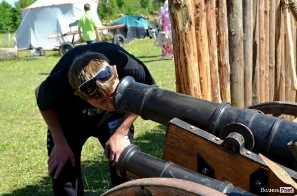 Бабах!!!, - жартували козаки, як тільки чоловік засунув голову у гармату 