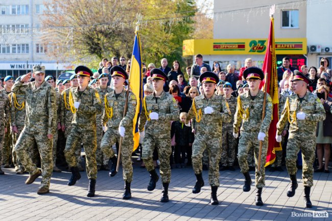 У центрі Луцька майже пів тисячі ліцеїстів склали присягу. ФОТО