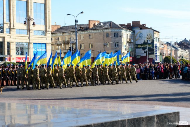 У центрі Луцька майже пів тисячі ліцеїстів склали присягу. ФОТО