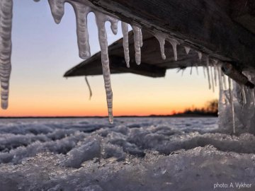 Фотограф показав, як озеро на Волині вкриває крига
