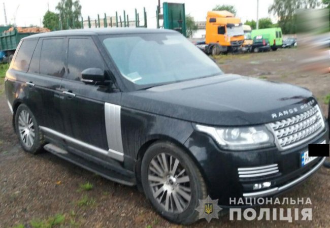 У рівненського підприємця під час обшуку знайшли гранатомет, бурштин та крадений Range Rover. ФОТО  