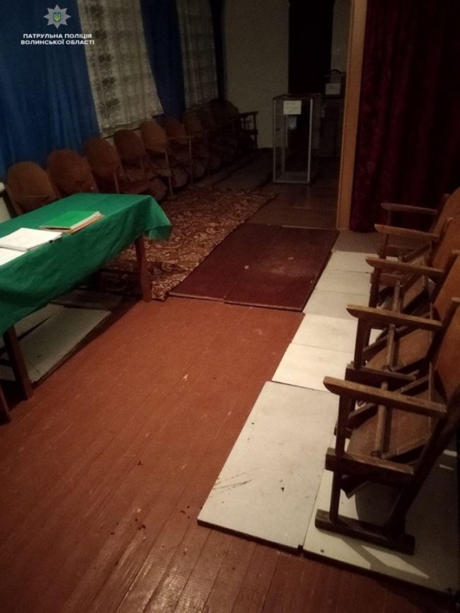 Патрульні показали, у яких умовах жили у волинській «глибинці» під час виборів. ФОТО