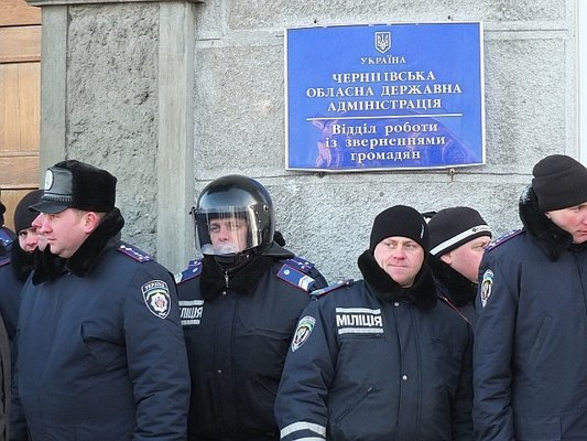 Під Чернігівською ОДА «ростуть» барикади. ФОТО