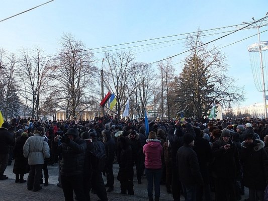 Під Чернігівською ОДА «ростуть» барикади. ФОТО