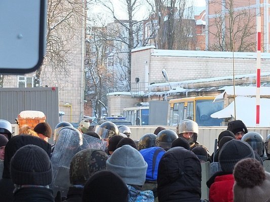 Під Чернігівською ОДА «ростуть» барикади. ФОТО