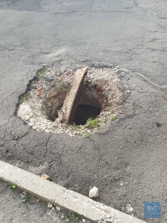 У волинському місті автівка провалилася в люк. ФОТО, ВІДЕО