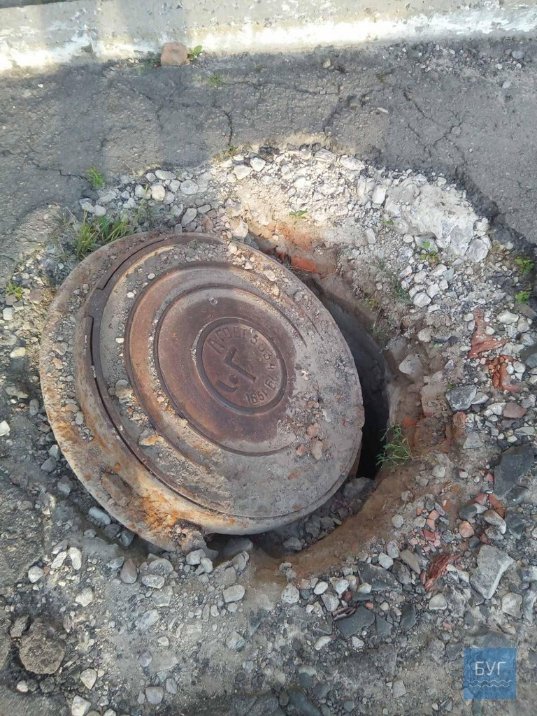 У волинському місті автівка провалилася в люк. ФОТО, ВІДЕО