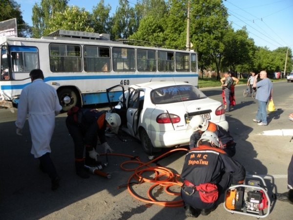 У Чернігові «п'яний» легковик врізався в тролейбус. ФОТО