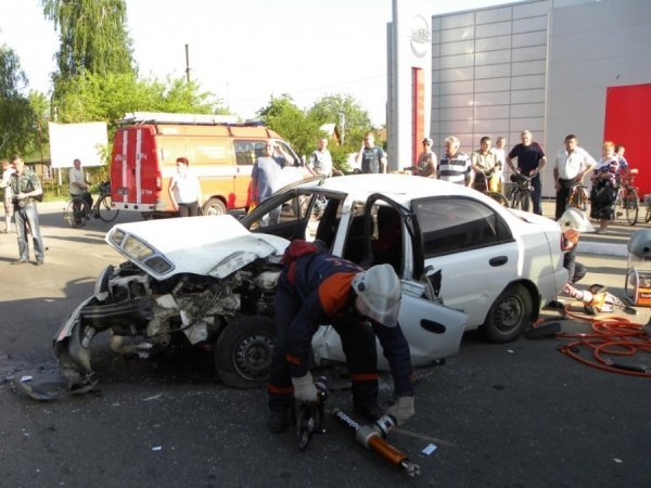 У Чернігові «п'яний» легковик врізався в тролейбус. ФОТО