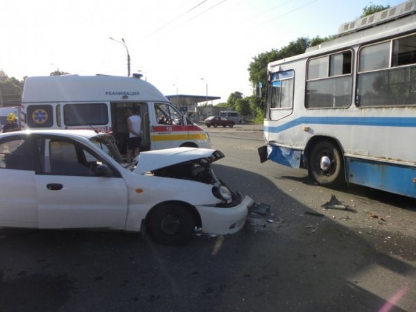 У Чернігові «п'яний» легковик врізався в тролейбус. ФОТО