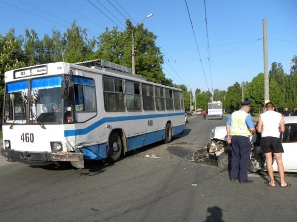 У Чернігові «п'яний» легковик врізався в тролейбус. ФОТО