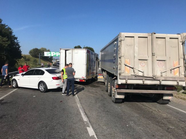 На Львівщині –  масштабна ДТП: зіткнулися 6 автомобілів. ФОТО