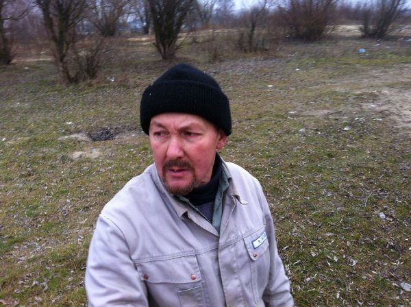 Невідомі чоловіки ріжуть у Ковелі дерева і нападають на журналістів. ФОТО